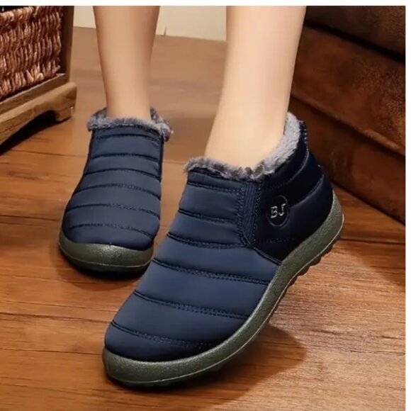 *NEW*  Ultra-Warm Winter Boots SIZE 9.5 - Picture 1 of 2